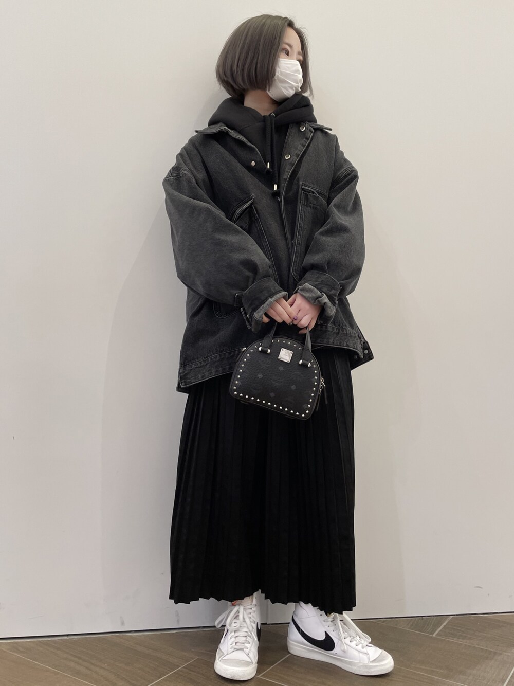 「デニム、オーバーサイズ、メンズライク、休日コーデ、ootd、低身長、カジュアルコーデ、オトナカジュアル、韓国ファッション、2021年」｜「DANKE SCHONのDankeSchon/ダンケシェーン/DENIM COVER ALL（デニムジャケット、ブラック系）」を使った、IZUHARA MAYUさん（レディース・155cm）の冬コーディネートの1枚目の写真
