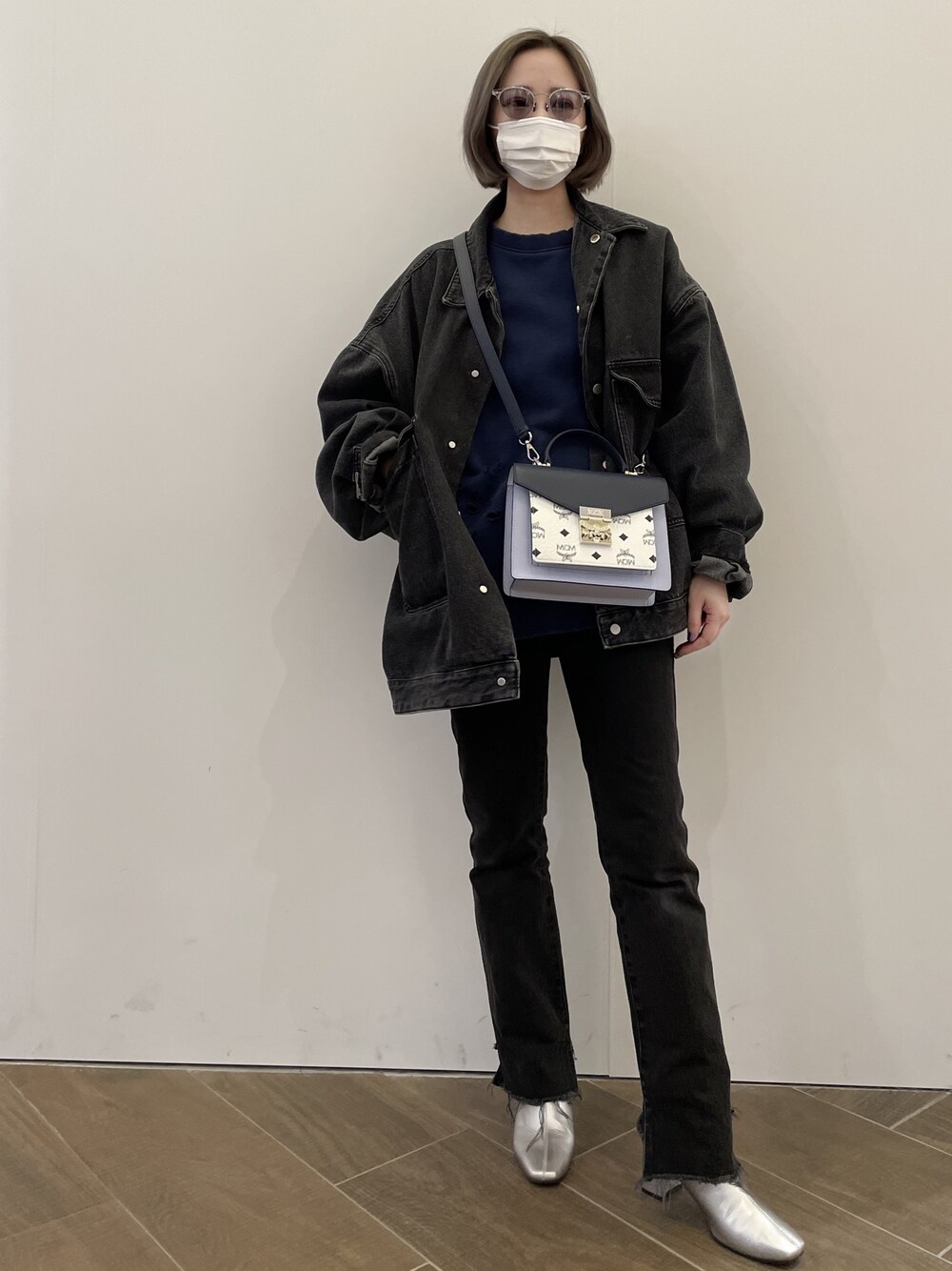 「デニム、シンプル、LHP、冬コーデ、オーバーサイズ、ラフ、ootd、カジュアルコーデ、ゆるコーデ、オトナカジュアル」｜「MCMのMCM/エムシーエム/〈パトリシア〉サッチェルバッグ - カラーブロック ヴィセトス（ショルダーバッグ、ブルー系）」を使った、IZUHARA MAYUさん（レディース・155cm）の冬コーディネートの1枚目の写真