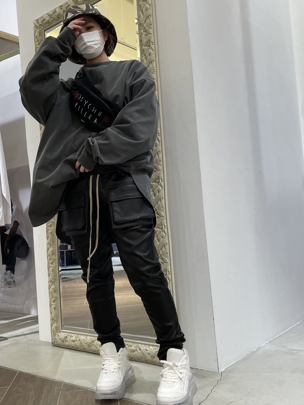 グレー系のTシャツ/カットソー、ブラック系のその他パンツ、グレー系のTシャツ/カットソーを着用したレディースの冬コーディネートの1枚目の写真