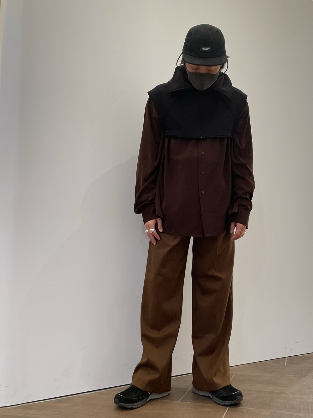 ブラウン系のシャツ/ブラウス、ブラウン系のシャツ/ブラウス、ブラウン系のシャツ/ブラウスを着用したレディースの冬コーディネートの1枚目の写真