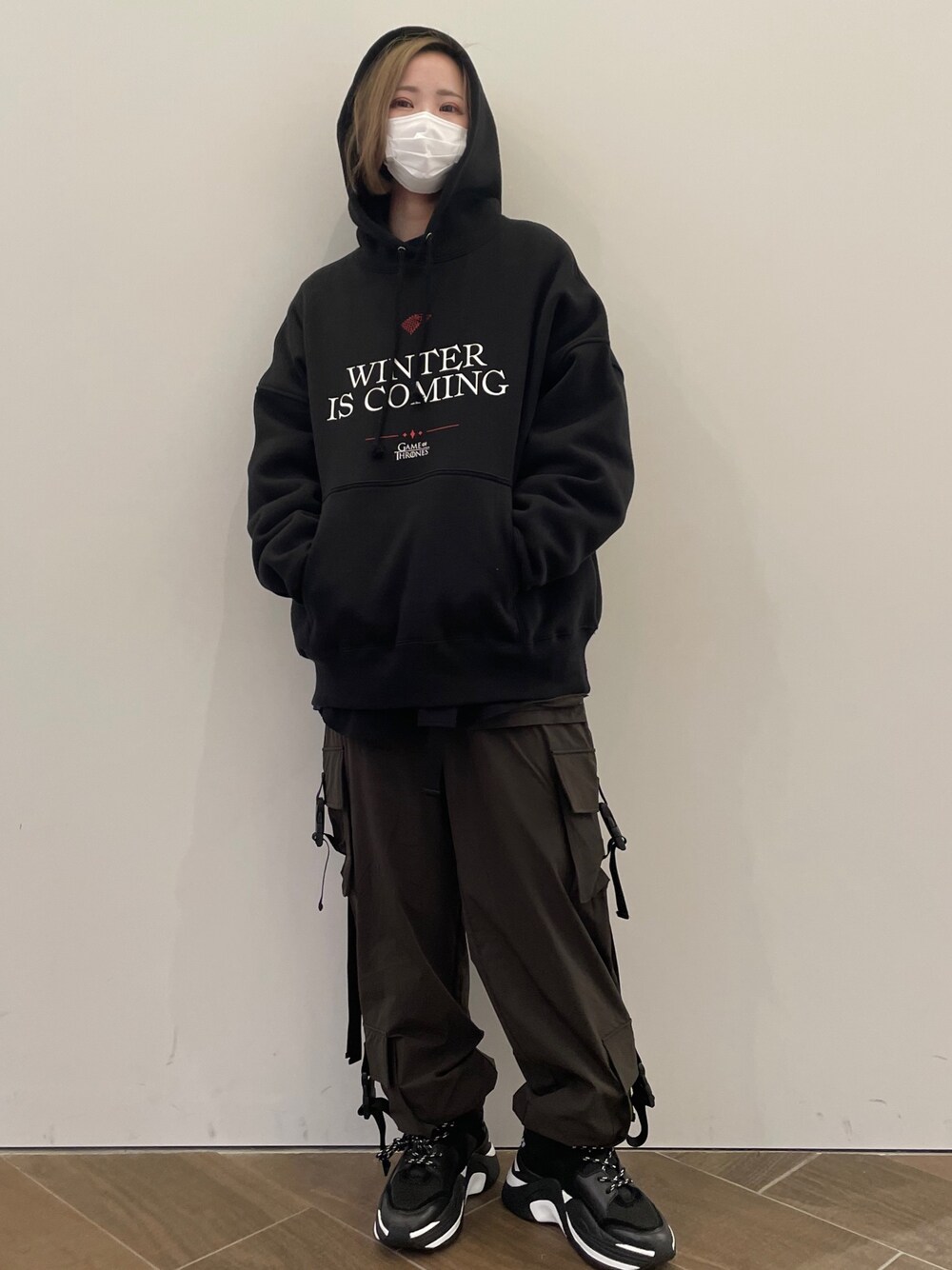 グリーン系のカーゴパンツ、ブラック系のスニーカー、グリーン系のカーゴパンツを着用したレディースの冬コーディネートの1枚目の写真