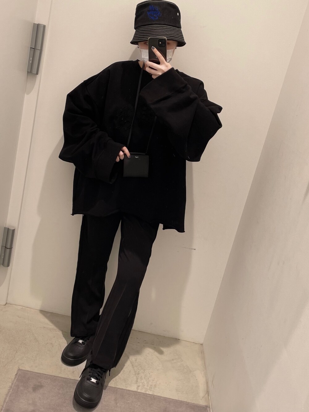 ブラック系のスラックス、ブラック系のスウェット、ブラック系のその他パンツを着用したレディースの冬コーディネートの1枚目の写真