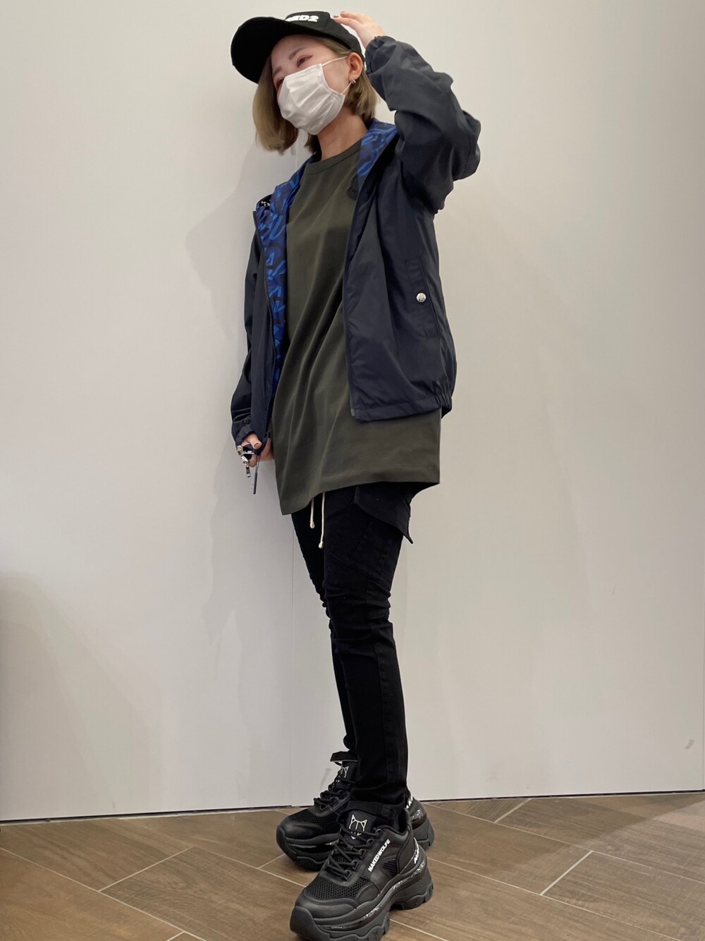 「カジュアル、ブラック、カーゴパンツ、きれいめカジュアル、シンプルコーデ、MONCLER、ゆるコーデ、ラクチンコーデ、韓国ファッション、はるコーデ」｜「DANKE SCHONのDankeSchon/ダンケシェーン/ZIP CARGO PANTS(カーゴパンツ)（カーゴパンツ、ブラック系）」を使った、IZUHARA MAYUさん（レディース・155cm）の冬コーディネートの1枚目の写真