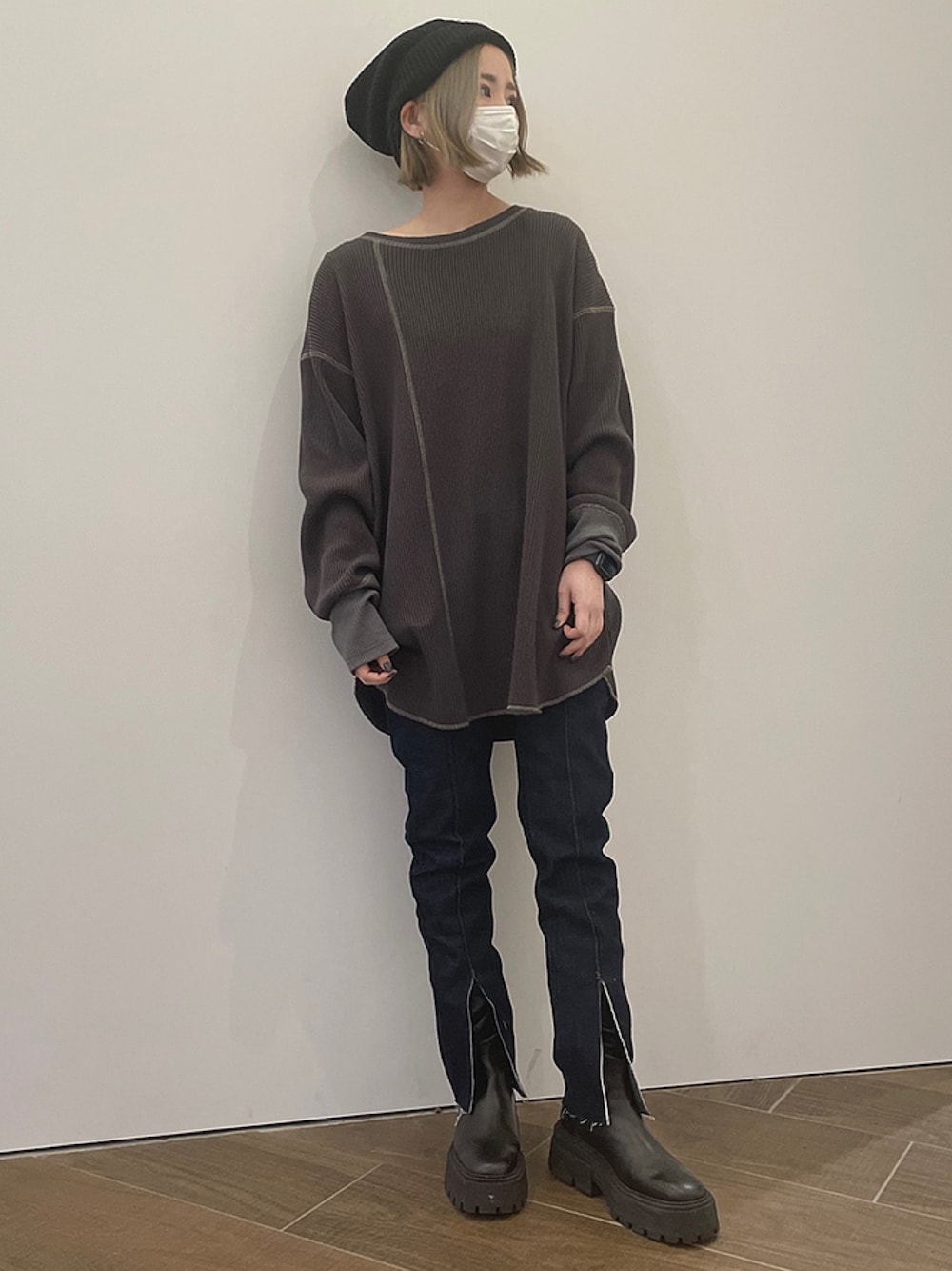 グレー系のTシャツ/カットソー、ブルー系のデニムパンツ、ブルー系のデニムパンツを着用したレディースの春コーディネートの1枚目の写真