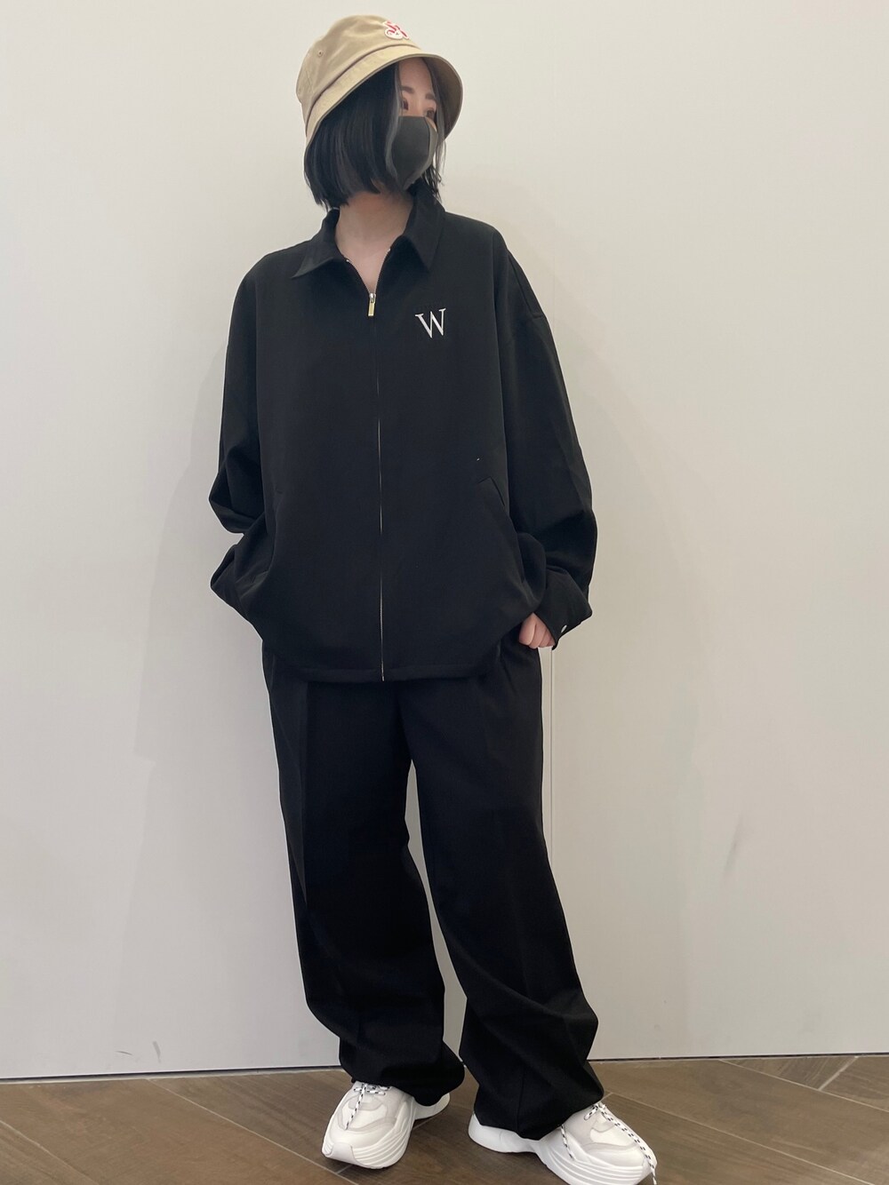 「カジュアル、ブラック、ワントーンコーデ、ブラックコーデ、ストリート、パンツスタイル、リラックススタイル、バケットハット、低身長コーデ、韓国ファッション」｜「KaneZのKaneZ/ケインズ/ BAKET HAT/バケットハット（ハット、ベージュ系）」を使った、IZUHARA MAYUさん（レディース・155cm）の春コーディネートの1枚目の写真