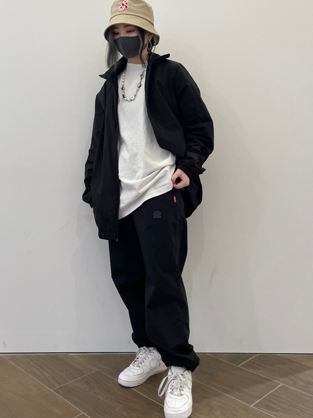 「リラックス、オーバーサイズ、ラフ、春アウター、春コーデ、春夏コーデ、バケットハット、カジュアルコーデ、低身長コーデ、韓国ファッション」｜「DANKE SCHONのDankeSchon/ダンケシェーン/ナイロンメタルブルゾン（ブルゾン、ブラック系）」を使った、IZUHARA MAYUさん（レディース・155cm）の春コーディネートの1枚目の写真