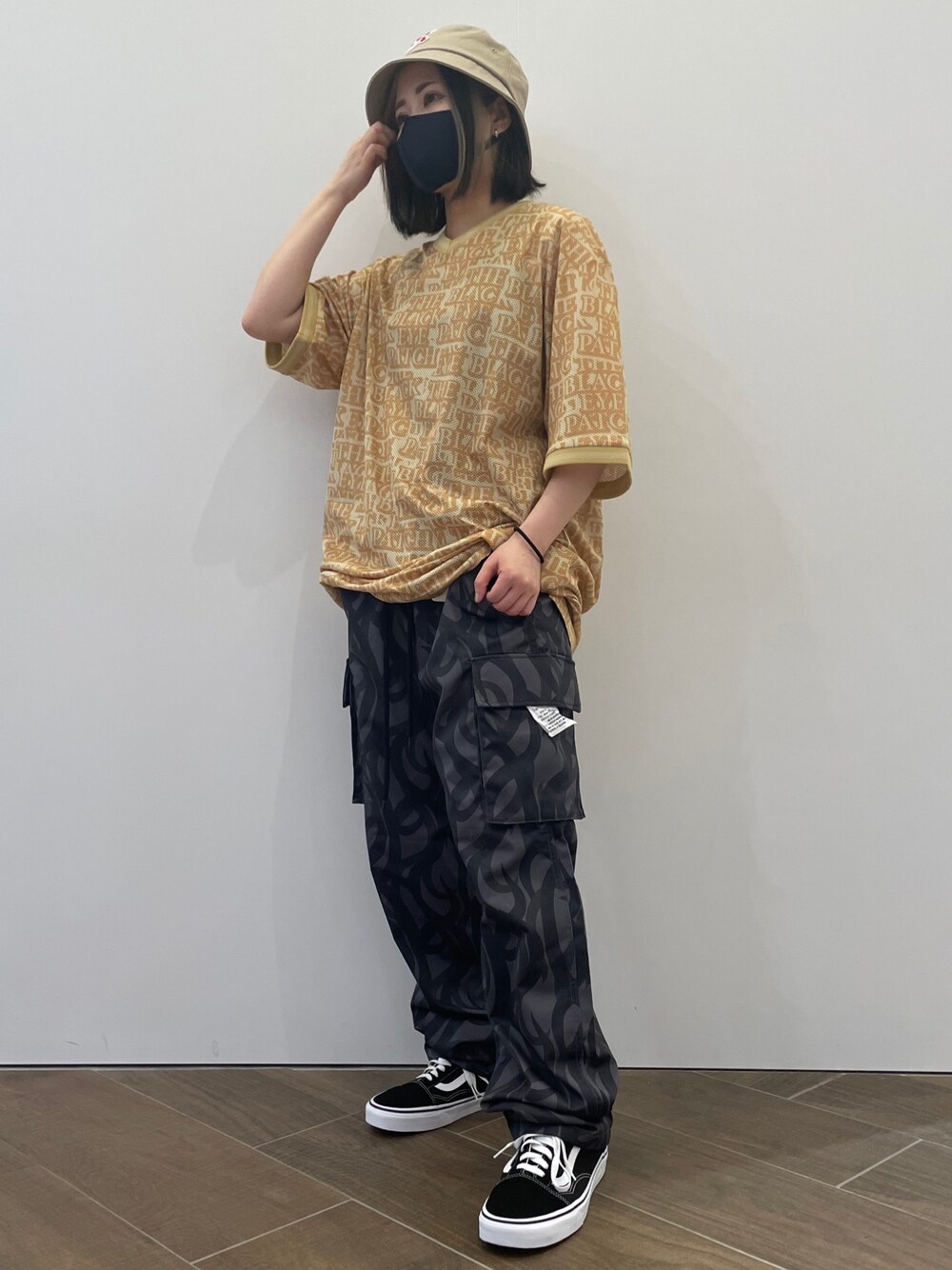 「カジュアル、ストリート、オーバーサイズ、カーゴパンツ、リラックススタイル、春夏コーデ、バケットハット、ラクチンコーデ、低身長コーデ、韓国ファッション」｜「BlackEyePatchのアイテム（トップス、ベージュ系）」を使った、IZUHARA MAYUさん（レディース・155cm）の春コーディネートの1枚目の写真