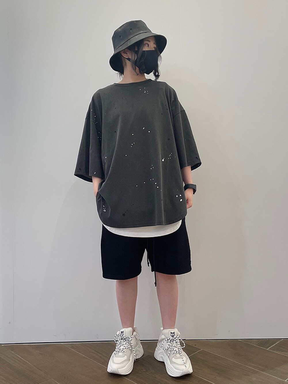 グレー系のTシャツ/カットソー、ブラック系のスウェットパンツ、グレー系のTシャツ/カットソーを着用したレディースの夏コーディネートの1枚目の写真