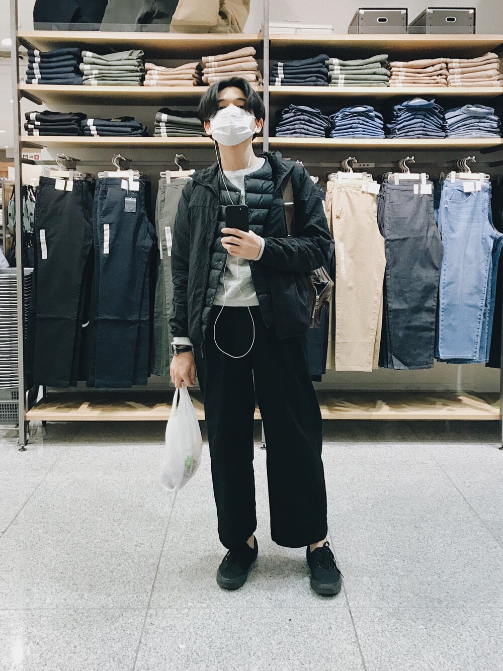 「シンプルコーデ、クロコーデ、無印良品、日本、Japan、taiwanese、simple style」｜「無印良品のアイテム（パンツ、ブラック系）」を使った、moacrieさん（メンズ・165cm）の冬コーディネートの1枚目の写真