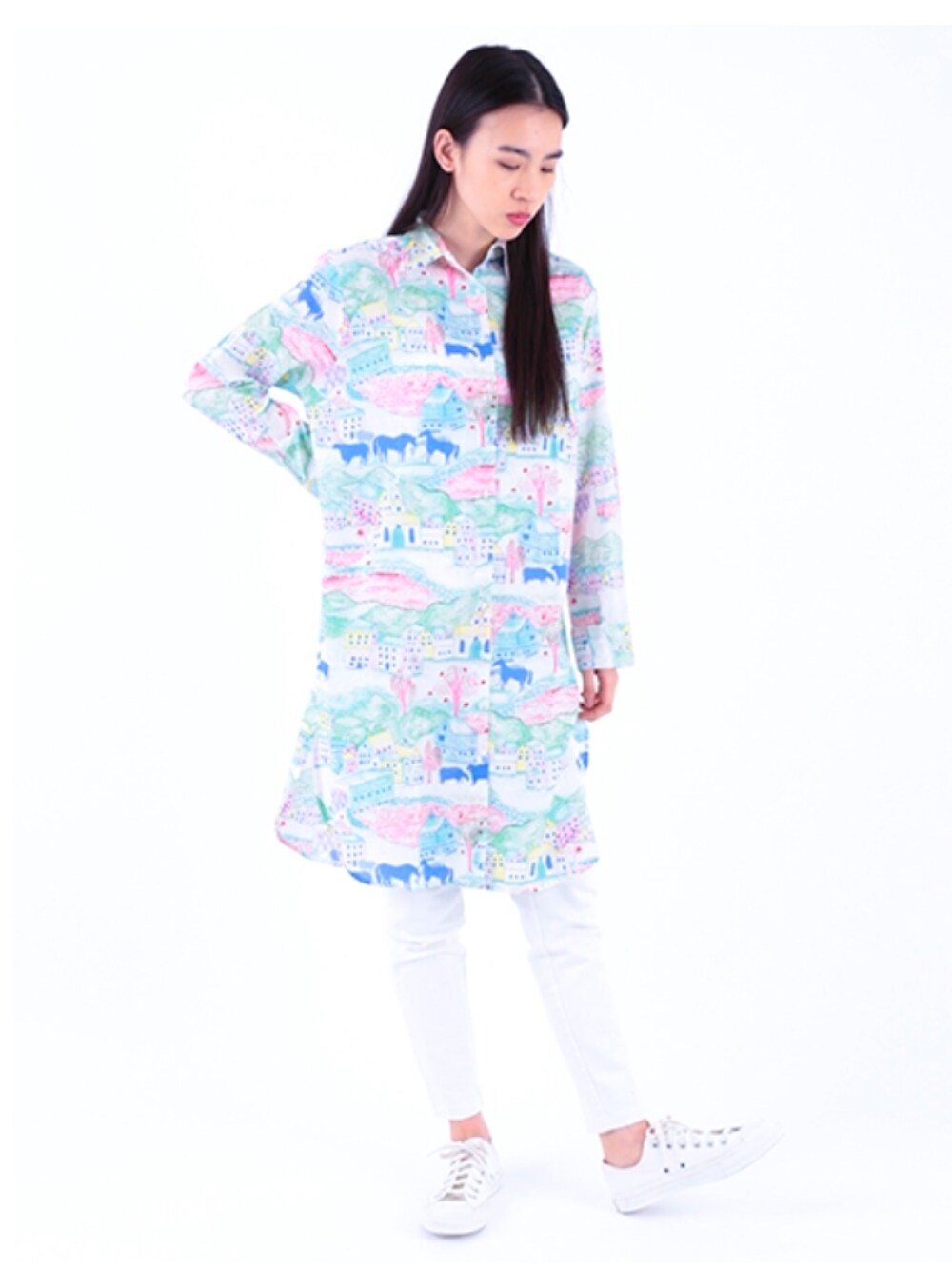 ピンク系のシャツワンピース、ホワイト系のスニーカーを着用したレディースの春コーディネートの1枚目の写真