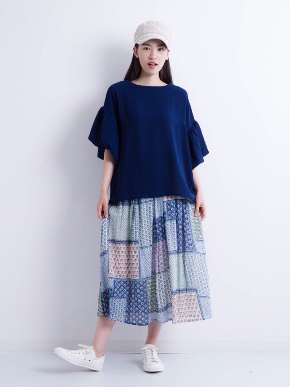 ブルー系のシャツ/ブラウス、ブルー系のスカート、ホワイト系のスニーカーを着用したレディースの夏コーディネートの1枚目の写真