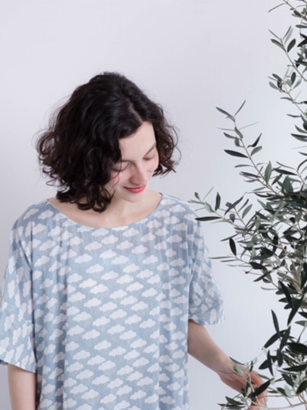 ブルー系のワンピースを着用したレディースの夏コーディネートの1枚目の写真