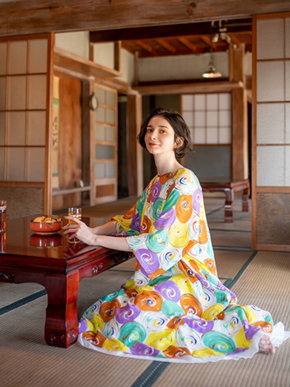 ホワイト系のワンピースを着用したレディースの春コーディネートの1枚目の写真