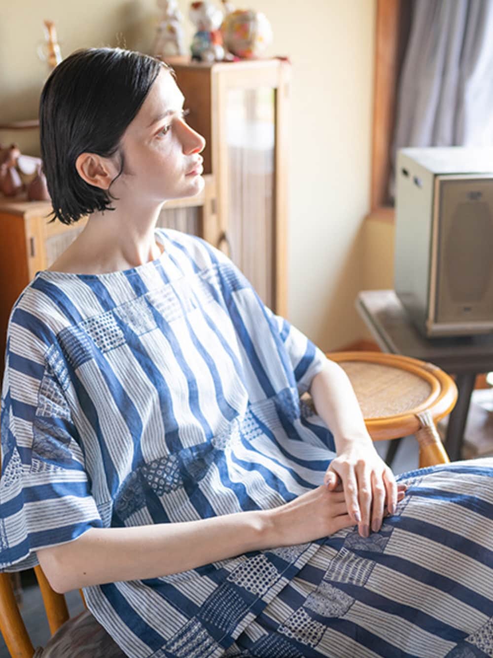 ブルー系のTシャツ/カットソー、ブルー系のスカートを着用したレディースの春コーディネートの1枚目の写真