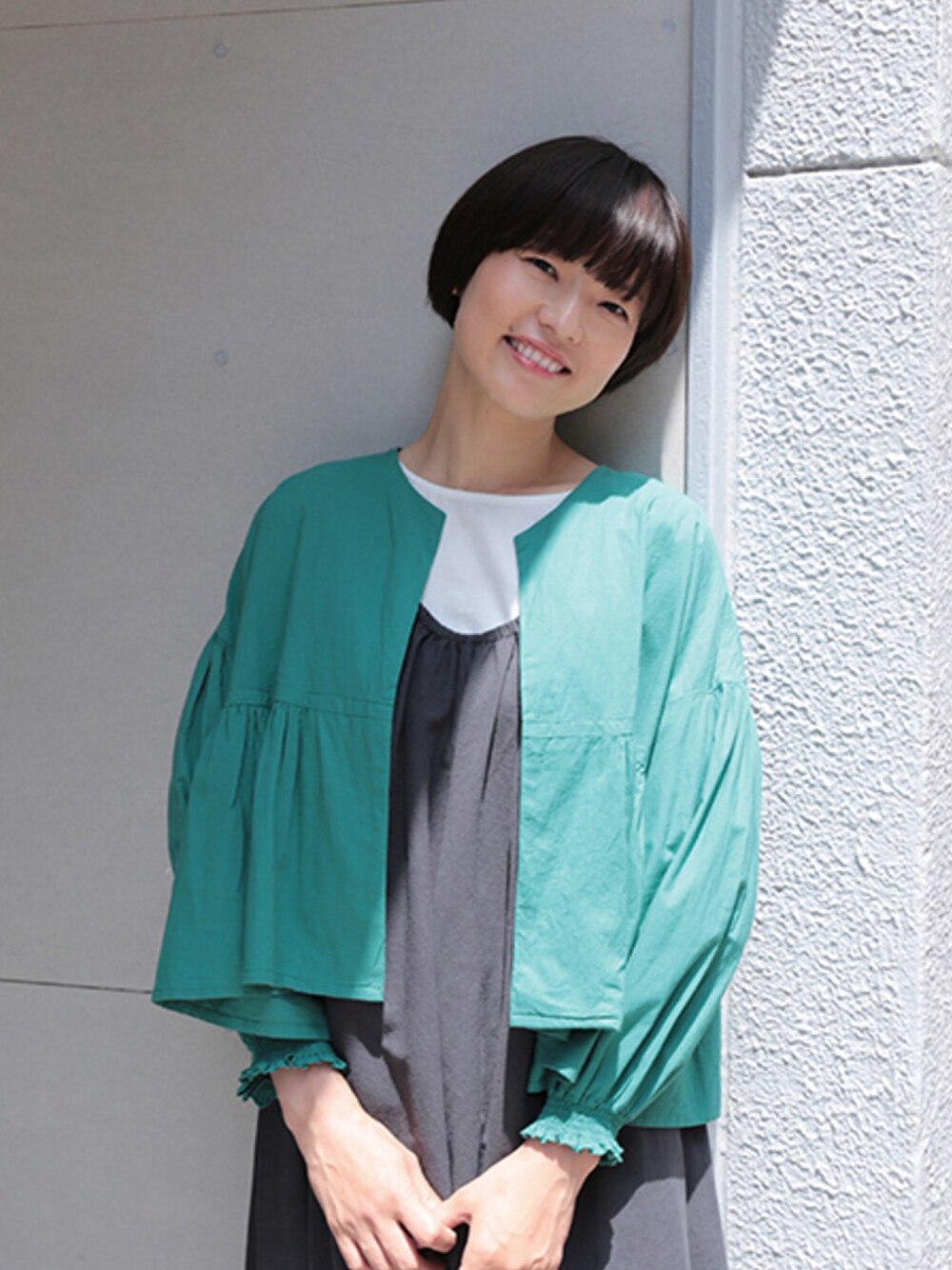 グリーン系のカーディガン/ボレロを着用したレディースの春コーディネートの1枚目の写真