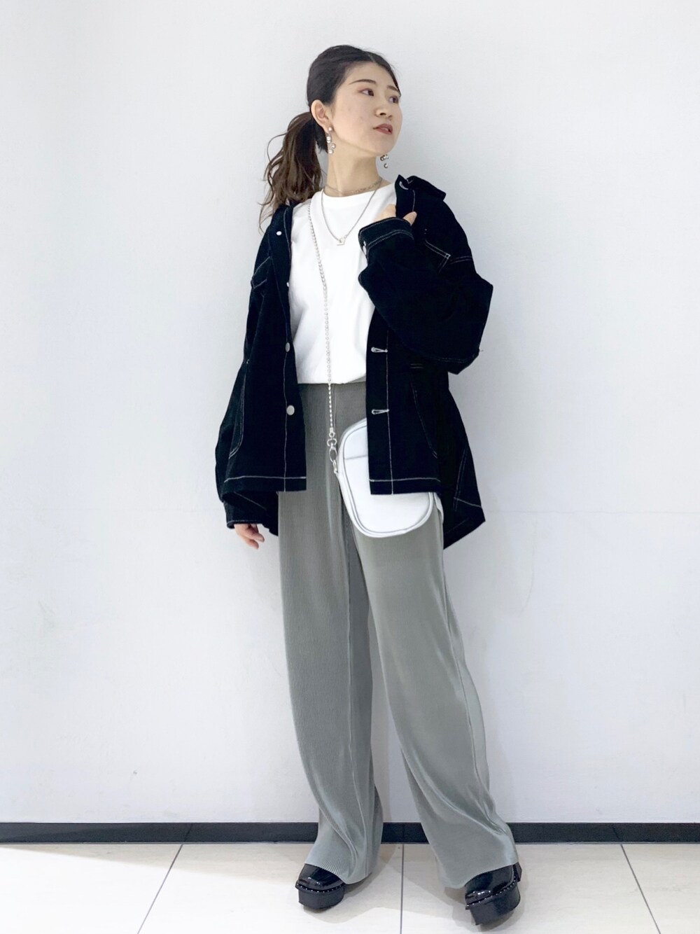 「PAGEBOY、pageboylim、スクエアトゥ、休日スタイル、メンズライク、プチプラ、春アウター、カバーオール、ストリート、低身長」｜「PBLIMの【PAGEBOYLIM】カバーオール（カバーオール、ブラック系）」を使った、tomiさん（レディース・153cm）の冬コーディネートの1枚目の写真