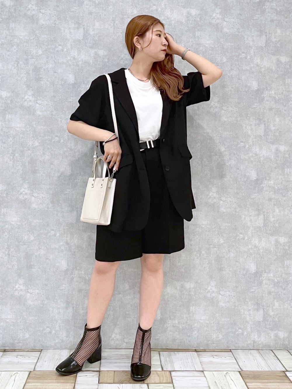 「PAGEBOY、ショートパンツ、セットアップ、ハイウエスト、ビッグシルエット、ミニバッグ、モード、モノトーン、トレンド、低身長」｜「PAGEBOYのクリアリネンショートスリーブジャケット (セットアップ対応)（セットアップ、ブラック系）」を使った、tomiさん（レディース・153cm）の春コーディネートの1枚目の写真