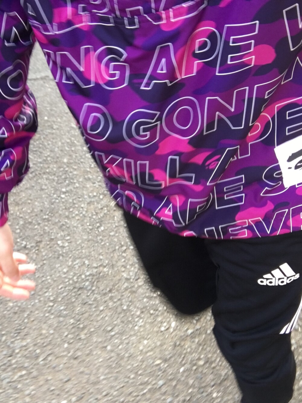 「ウイ」｜「A BATHING APEのTEXT COLOR CAMO HOODIE JACKET（ナイロンジャケット、パープル系）」を使った、yuさん（メンズ・174cm）の春コーディネートの1枚目の写真