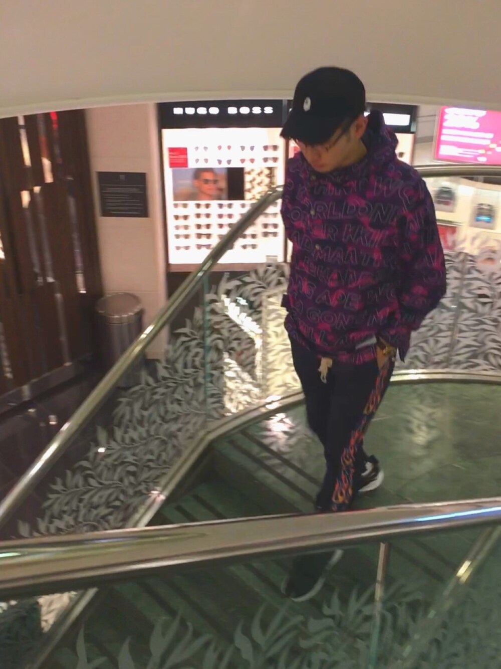 「ハワイ、旅行、ape、アディダス」｜「A BATHING APEのTEXT COLOR CAMO HOODIE JACKET（ナイロンジャケット、パープル系）」を使った、yuさん（メンズ・174cm）の冬コーディネートの1枚目の写真