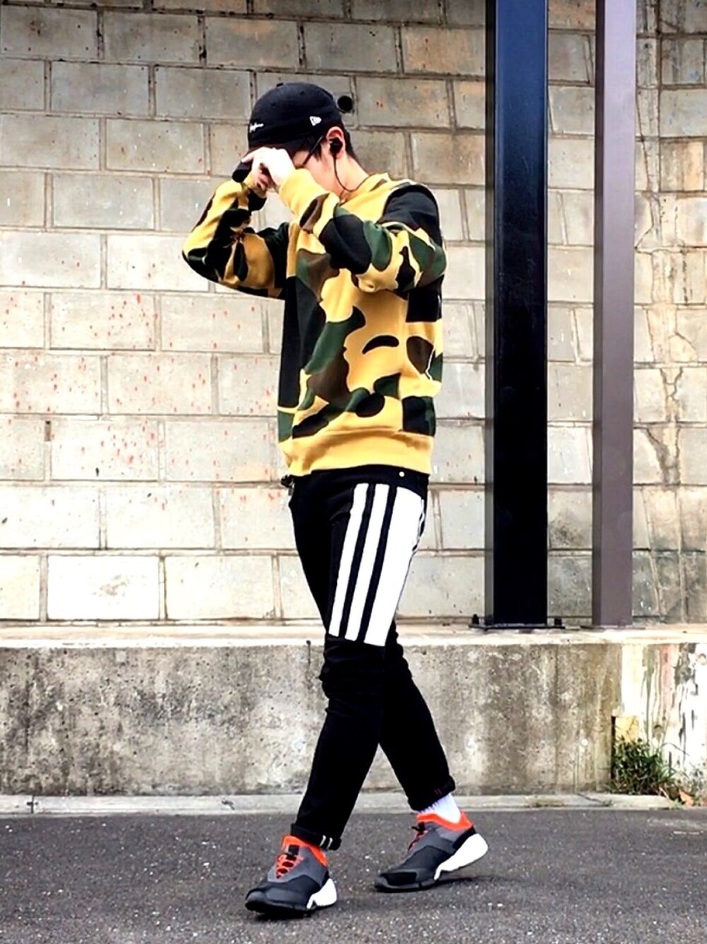 「A BATHING APE、yohjiyamamoto、KENZO、キャップ、スウェット、スニーカー」｜「Y-3のY-3 FUTURE LOW（スニーカー、グレー系）」を使った、yuさん（メンズ・174cm）の春コーディネートの1枚目の写真