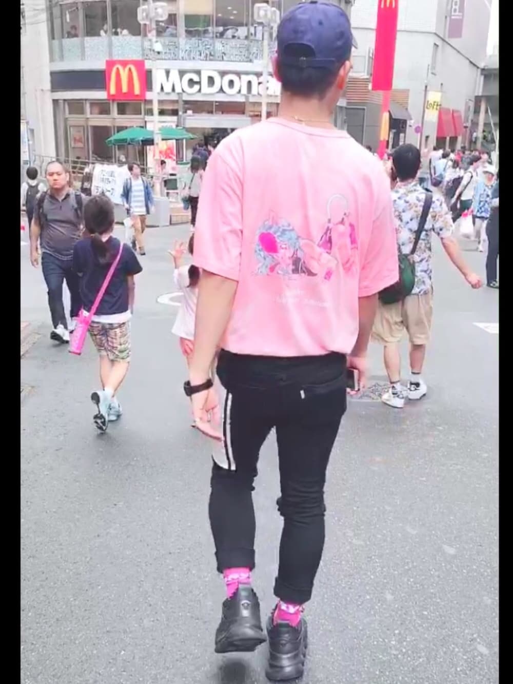 「ラフ、versace、valentino、misbhv、KENZO、散歩、スニーカー」｜「VERSACEのアイテム（スニーカー、ブラック系）」を使った、yuさん（メンズ・175cm）の夏コーディネートの1枚目の写真