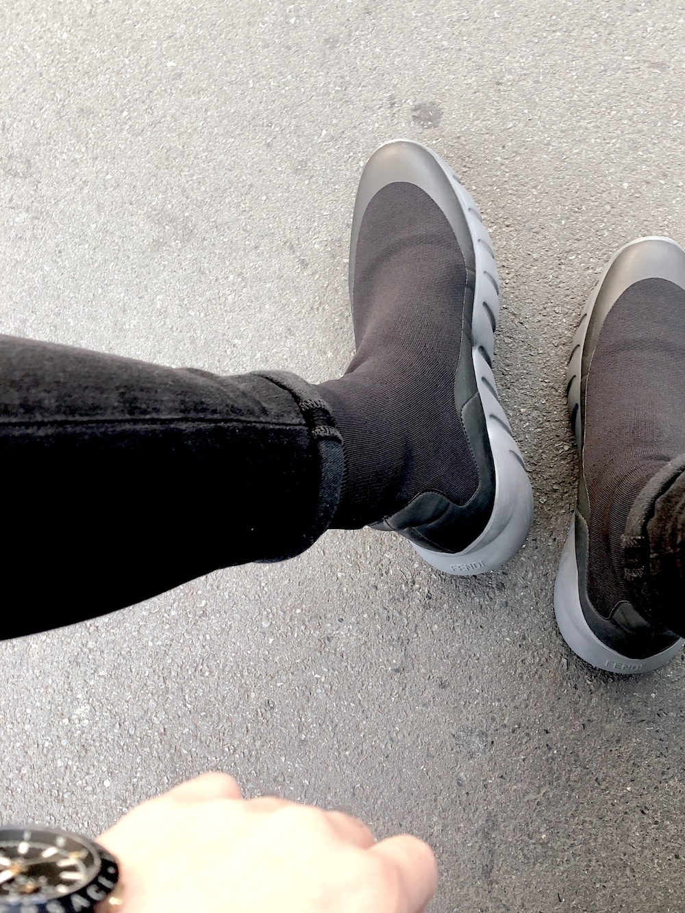 「シンプルコーデ、FENDI、versace、スニーカー」｜「FENDIのFendi - striped sneakers - women - ゴートスキン/ポリアミド/スパンデックス/rubber - 36（スニーカー、ブラック系）」を使った、yuさん（メンズ・174cm）の冬コーディネートの1枚目の写真