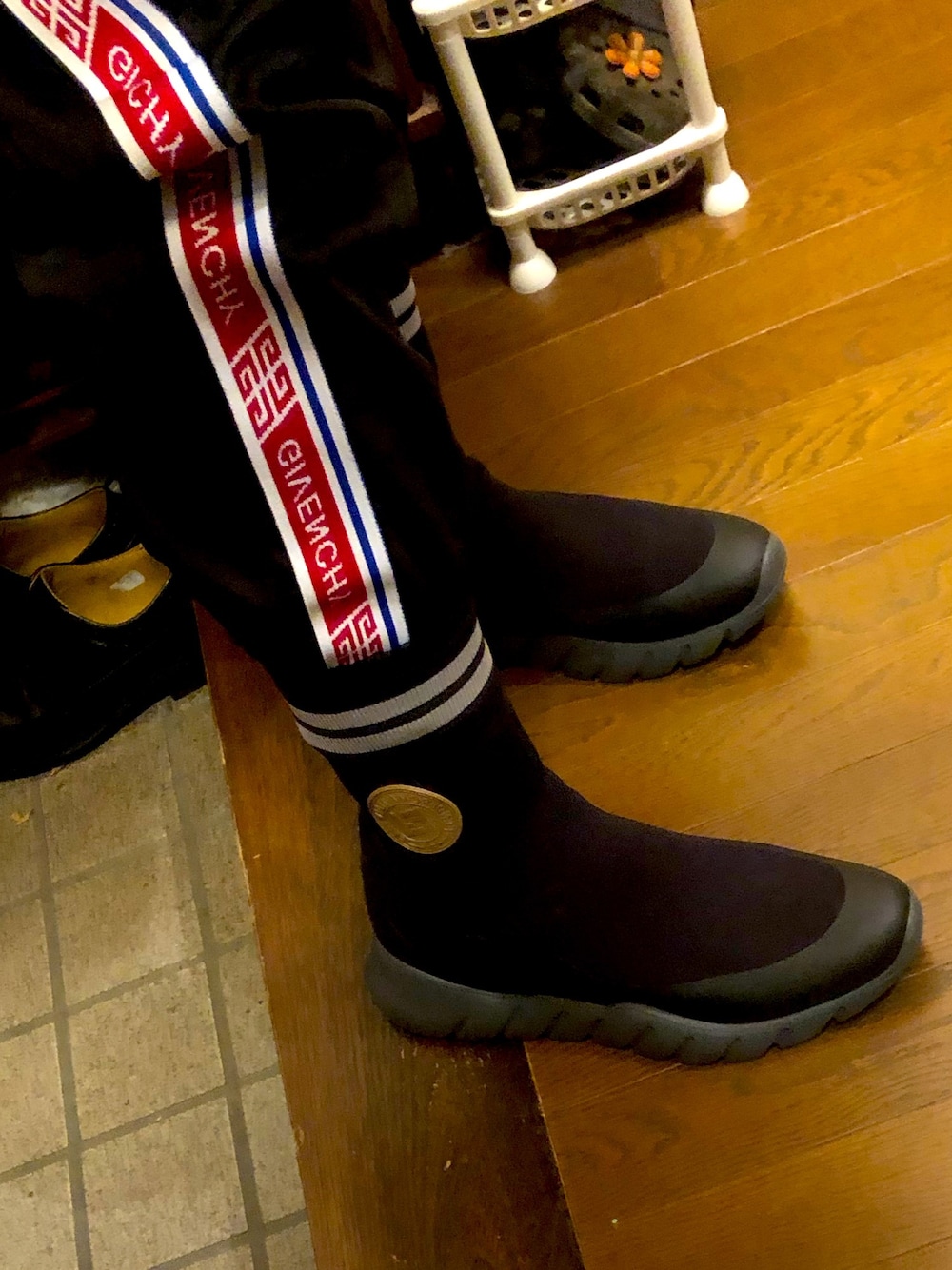 「FENDI、ジバンシィ、versace、トラックパンツ、ソックスイン」｜「FENDIのFendi - striped sneakers - women - ゴートスキン/ポリアミド/スパンデックス/rubber - 36（スニーカー、ブラック系）」を使った、yuさん（メンズ・174cm）の冬コーディネートの1枚目の写真