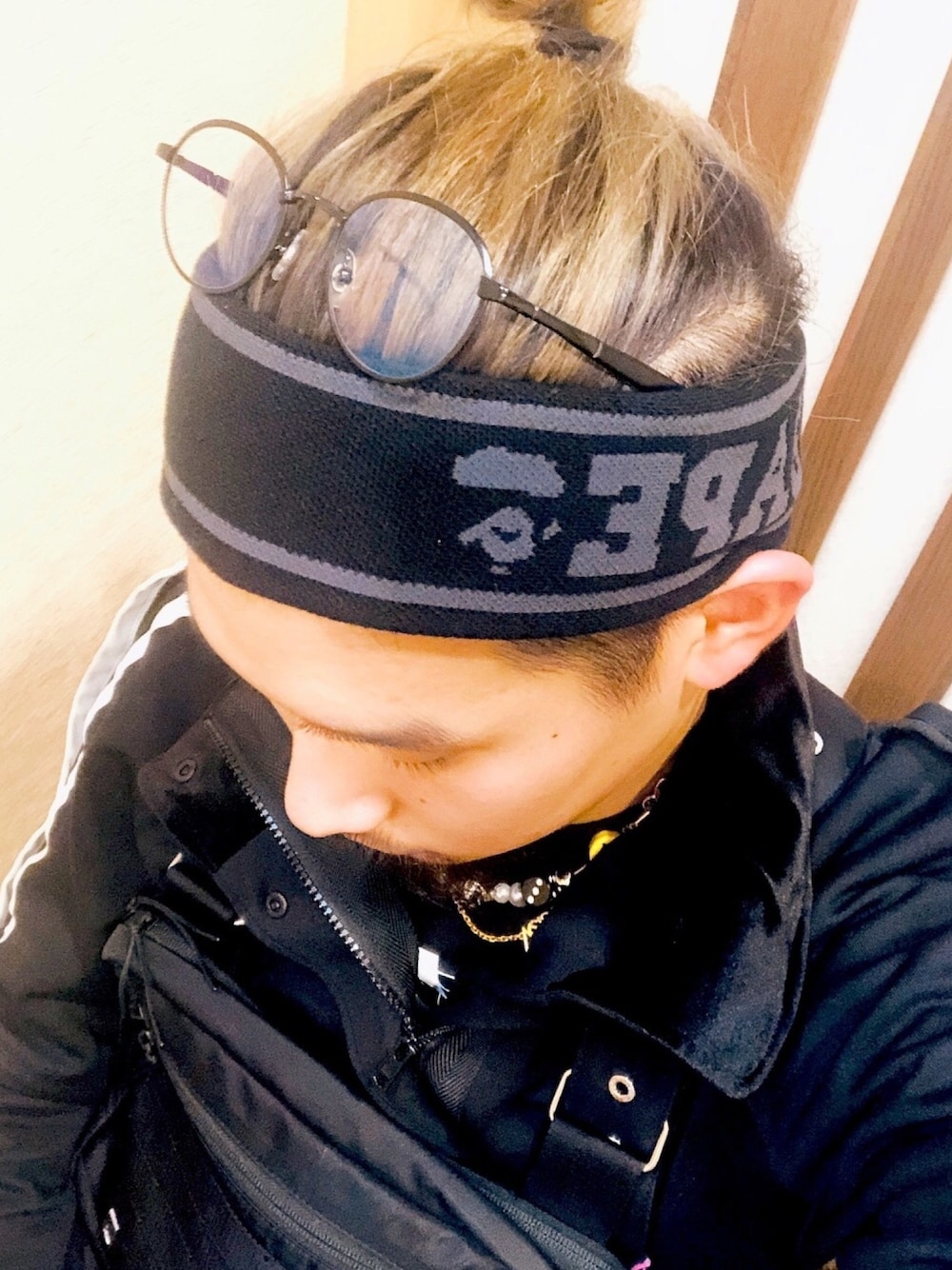 「alyx、Y-3、A BATHING APE、evae mob、ヘアバンド、ストリート」｜「A BATHING APEのBAPE HEADBAND M（ヘアバンド、ブラック系）」を使った、yuさん（メンズ・174cm）の冬コーディネートの1枚目の写真