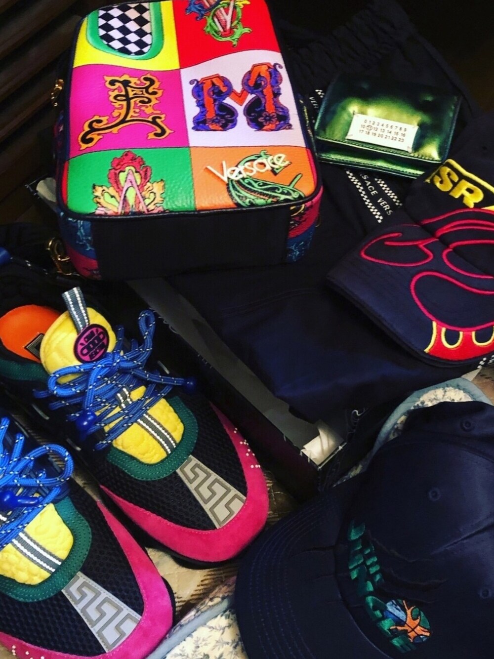 「夏、シンプル、オーバーサイズ、スニーカーコーデ、きれいめカジュアル、ブラックコーデ、versace、vetements、Maison Martin Margiela、Maison Margiela」｜「VERSACEのVERSACE/ベルサーチェ/チェーンリアクションスニーカー/SNEAKER  CHAIN REACTION/SPORTS SHOES TESSUTO（スニーカー、ブラック系）」を使った、yuさん（メンズ・174cm）の夏コーディネートの1枚目の写真