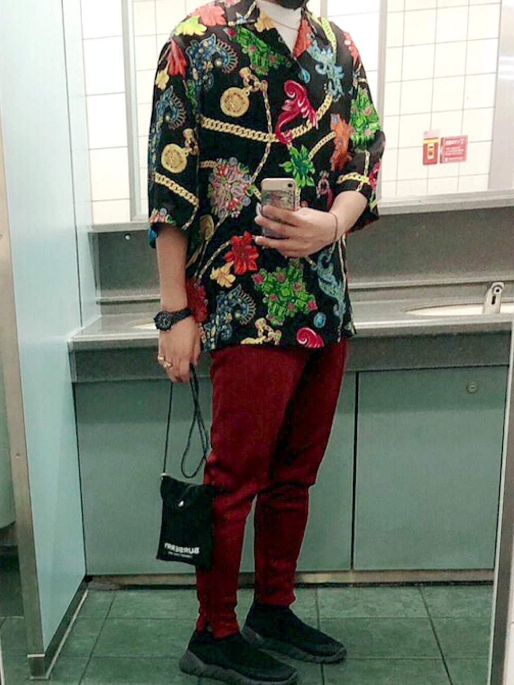 「夏コーデ、スニーカー、カジュアル、柄シャツ、スラックス、versace」｜「VERSACEのVersace - プリント シルクシャツ - men - シルク - 44（シャツ/ブラウス、ブラック系）」を使った、yuさん（メンズ・174cm）の夏コーディネートの1枚目の写真