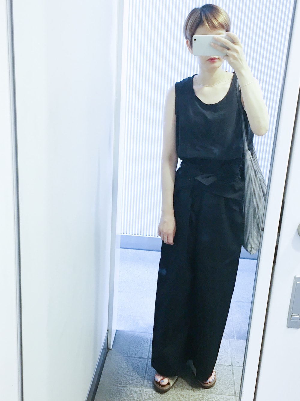 「n100のアイテム（シャツ/ブラウス、ブラック系）」を使った、arataさん（レディース・156cm）の夏コーディネートの1枚目の写真