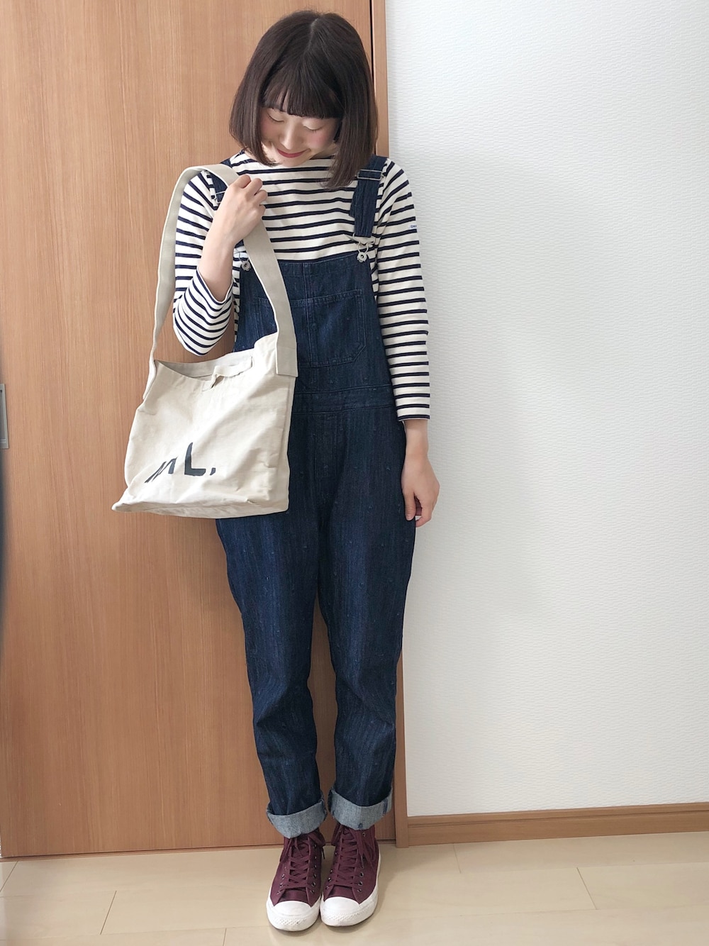 「パンツスタイル、ootd、カジュアルコーデ、デニム、スニーカー、コンバース、休日コーデ、オーバーオール」｜「ORCIVALの＜15秋冬＞【ORCIVAL(オーシバル)】コットンロード　フレンチバスクシャツ　BLK（Tシャツ/カットソー、ホワイト系）」を使った、めぐもぐ。さん（レディース・165cm）の秋コーディネートの1枚目の写真