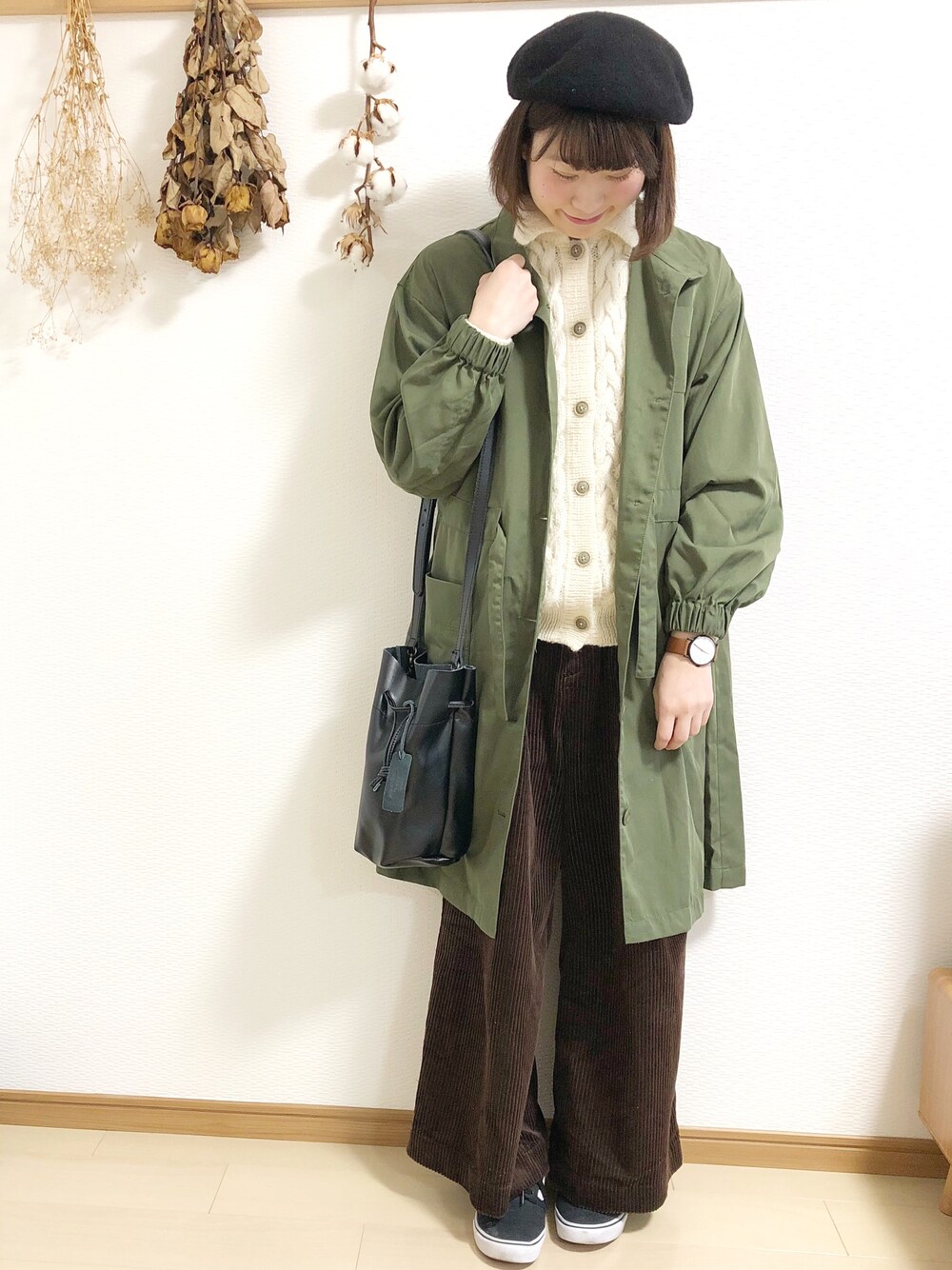 「大人カジュアル、パンツスタイル、スニーカーコーデ、ootd、巾着バッグ」｜「CIAOPANIC TYPYのスプリットレザーサコッシュ（ショルダーバッグ、ブラック系）」を使った、めぐもぐ。さん（レディース・165cm）の冬コーディネートの1枚目の写真