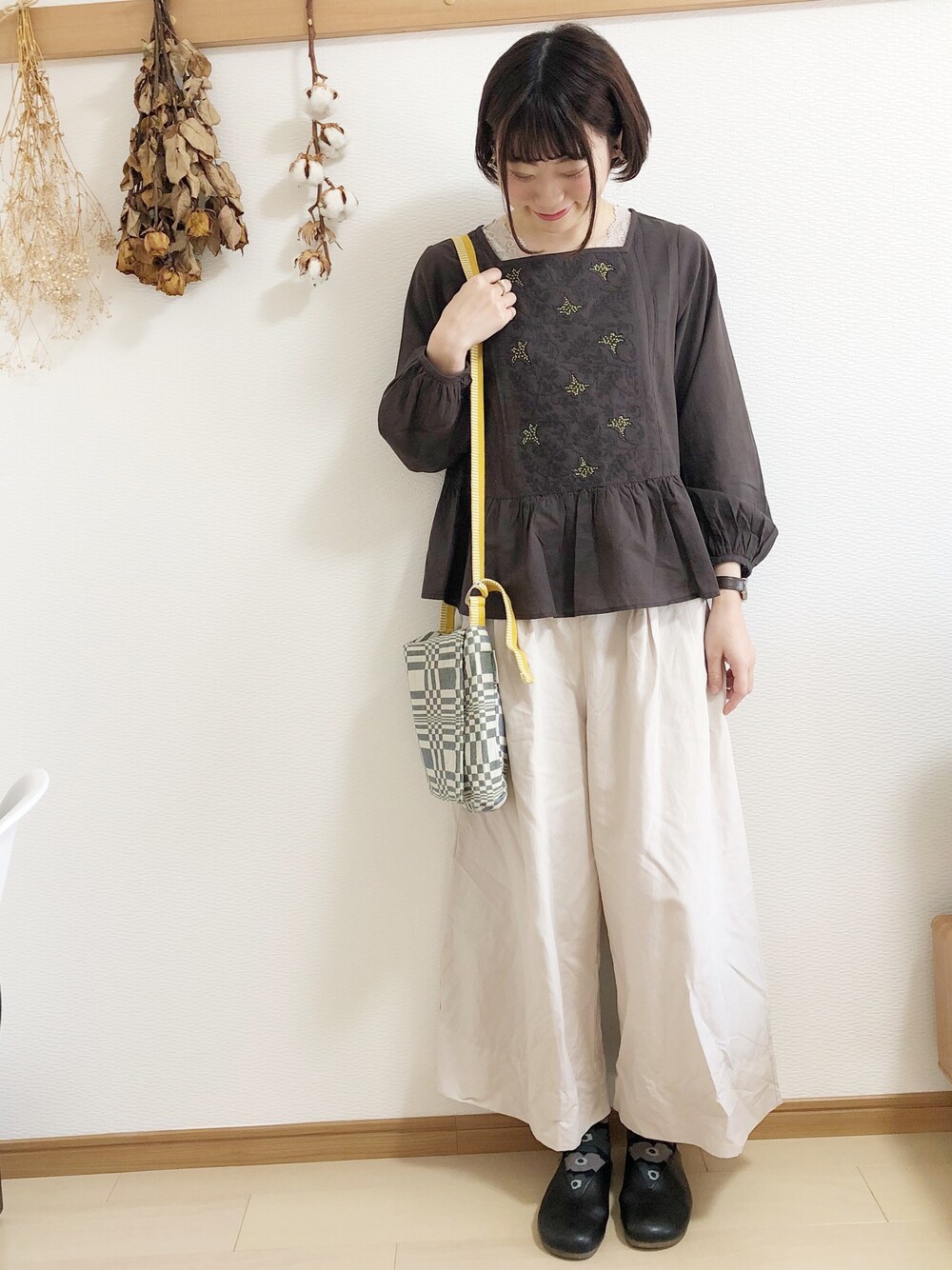 「シンプルコーデ、大人カジュアル、はるコーデ、ラフ、オトナ女子、お洒落さんとつながりたい、ootd、ショルダーバッグ」｜「MHL.のLEATHER STRAP WATCH（アナログ腕時計、ブラウン系）」を使った、めぐもぐ。さん（レディース・165cm）の春コーディネートの1枚目の写真
