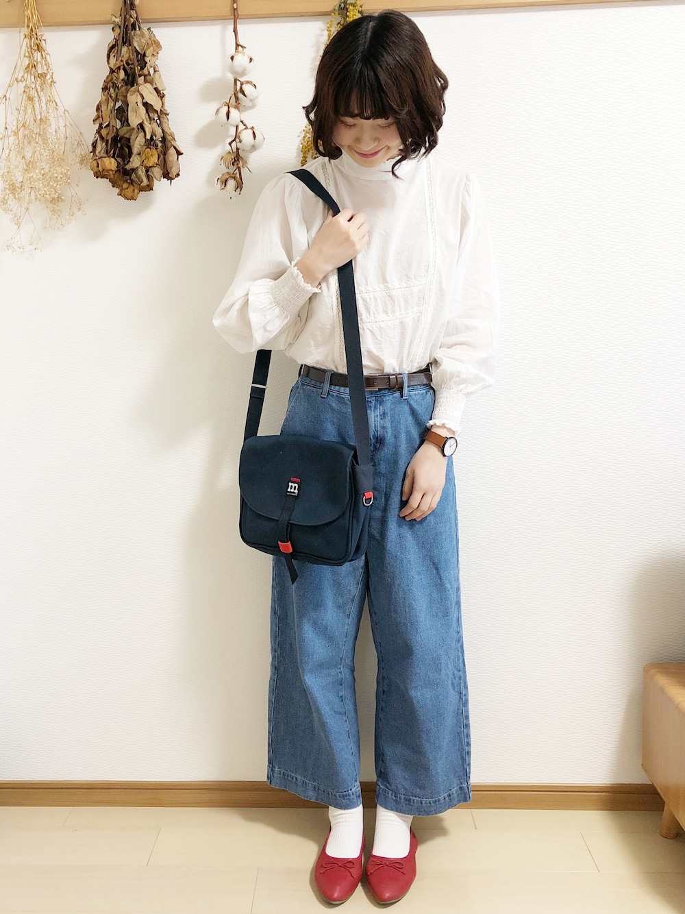 「春コーデ、おしゃれさんと繋がりたい、ゆるコーデ、カジュアルガーリー、シンプルコーデ、デニムパンツ、ワイドパンツ、ブラウス」｜「marimekkoのClassic Canvas Bags /MAGNEETTILAUKKU （ショルダーバッグ、ブルー系）」を使った、めぐもぐ。さん（レディース・165cm）の春コーディネートの1枚目の写真