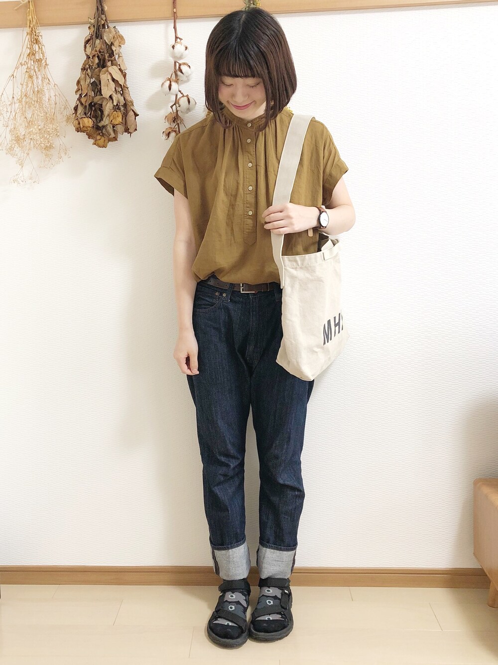 「夏、カジュアル、オトナカジュアル、パンツスタイル、ラフ、今日のコーデ、休日スタイル」｜「UNIQLOのリネンブレンドブラウス（半袖）（シャツ/ブラウス、ブラウン系）」を使った、めぐもぐ。さん（レディース・165cm）の春コーディネートの1枚目の写真