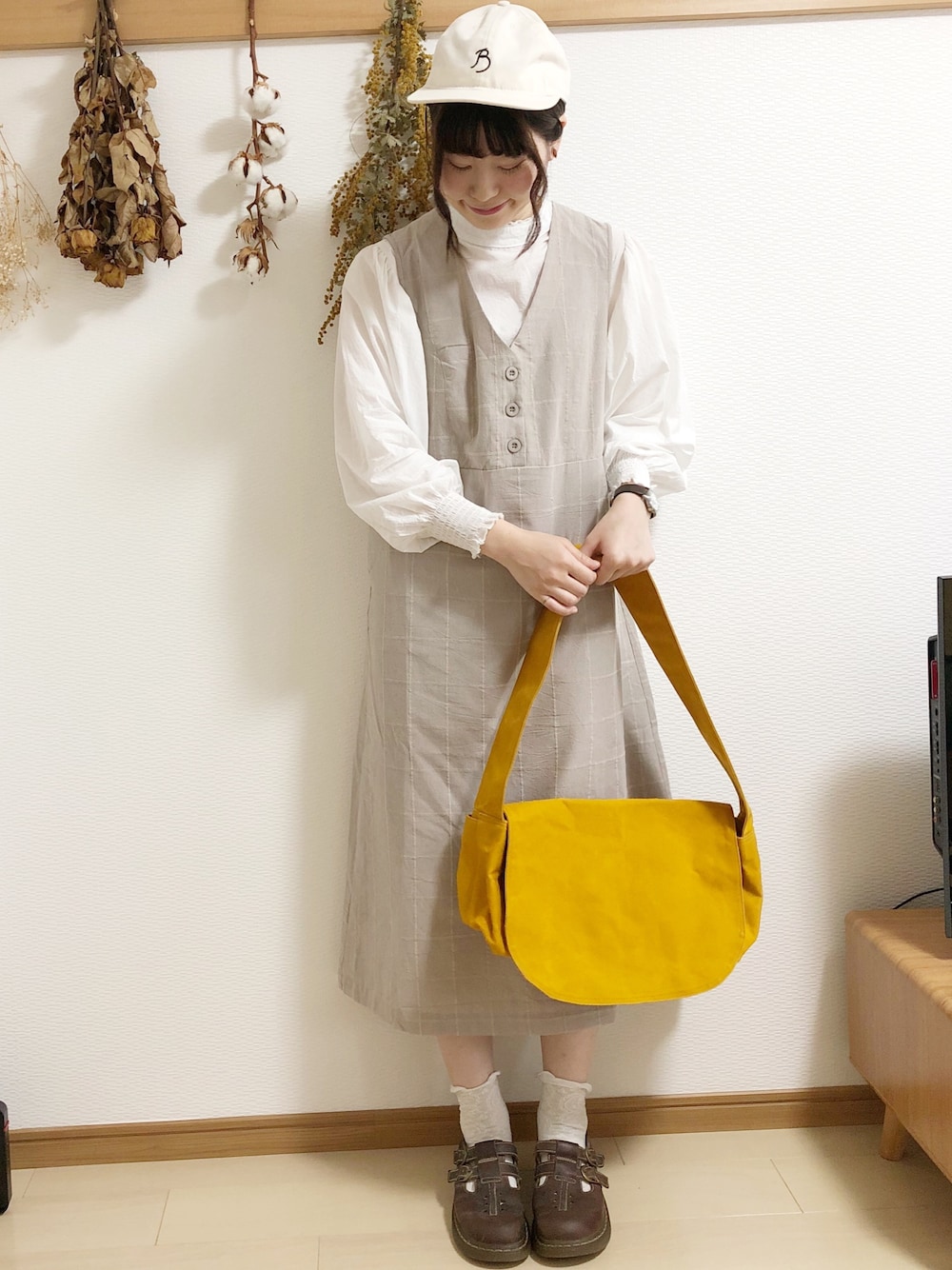 「カジュアルコーデ、シンプルコーデ、プチプラコーデ、リラックススタイル、ワンピース、ootd、イエロー」｜「l'atelier du savonのアイテム（キャップ、ホワイト系）」を使った、めぐもぐ。さん（レディース・165cm）の春コーディネートの1枚目の写真