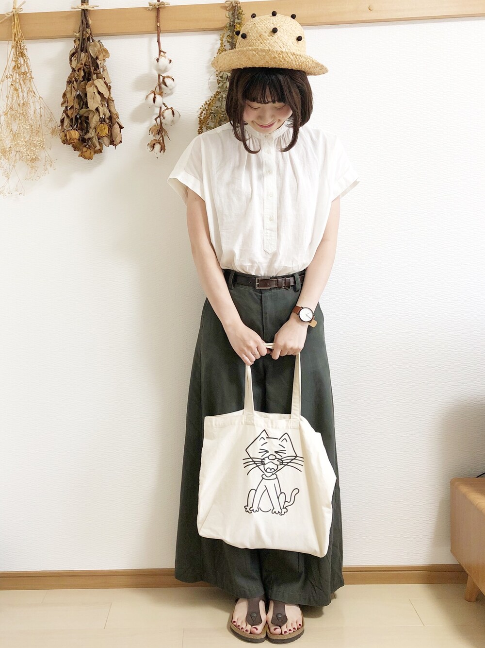 「夏コーデ、大人カジュアル、パンツスタイル、ワイドパンツ、おしゃれさんと繋がりたい、休日スタイル、ハイウエスト」｜「UNIQLOのリネンブレンドブラウス（半袖）（シャツ/ブラウス、ホワイト系）」を使った、めぐもぐ。さん（レディース・165cm）の夏コーディネートの1枚目の写真
