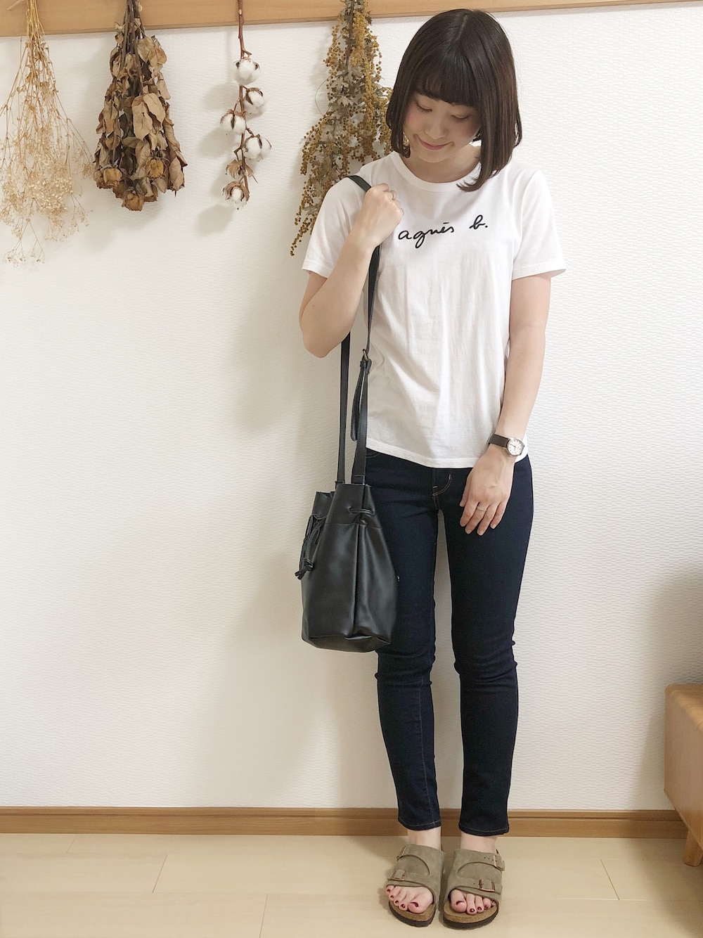 「大人カジュアル、シンプルコーデ、おしゃれさんと繋がりたい、夏コーデ、モノトーン、ロゴT」｜「agnes b.のS137 TS（Tシャツ/カットソー、ホワイト系）」を使った、めぐもぐ。さん（レディース・165cm）の夏コーディネートの1枚目の写真