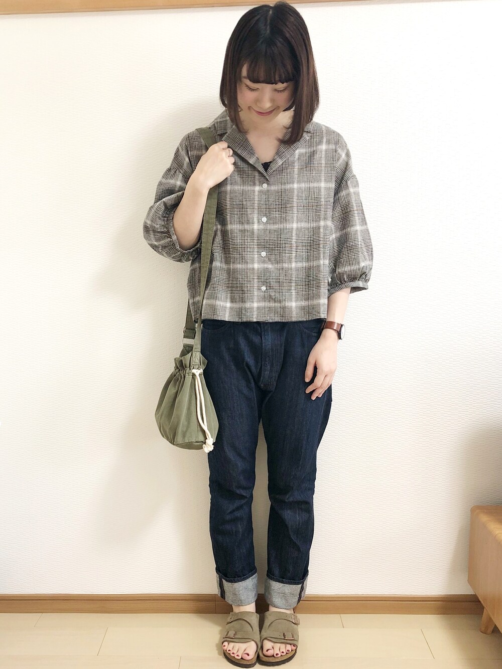 「カジュアル、パンツスタイル、大人コーデ、秋カラー、秋コーデ、デニムパンツ、ショルダーバッグ」｜「BIRKENSTOCKの18SS新作◆ZURICH/チューリッヒ ソフトフットベッド スエードレザー（WOMEN）（サンダル、ベージュ系）」を使った、めぐもぐ。さん（レディース・165cm）の夏コーディネートの1枚目の写真