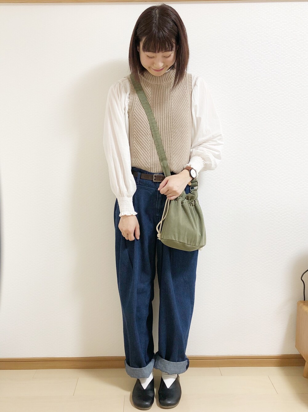 「秋コーデ、カジュアルコーデ、プチプラ、シンプル、outfit、デニムパンツ、ショルダーバッグ」｜「MERLOTのスタンドカラーレーステープブラウス1247（シャツ/ブラウス、ホワイト系）」を使った、めぐもぐ。さん（レディース・165cm）の秋コーディネートの1枚目の写真