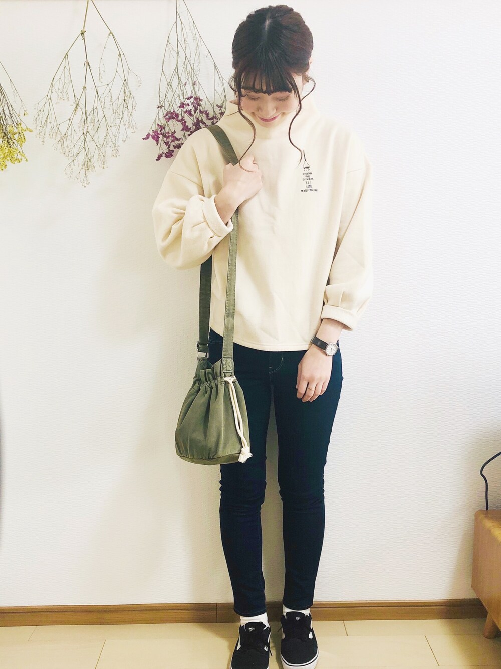 「シンプル、冬コーデ、ラクチンコーデ、スニーカー女子、ootd、カジュアル、スキニーデニム、巾着バッグ」｜「CHILD WOMANの製品染め巾着BAG（ショルダーバッグ、グリーン系）」を使った、めぐもぐ。さん（レディース・165cm）の秋コーディネートの1枚目の写真