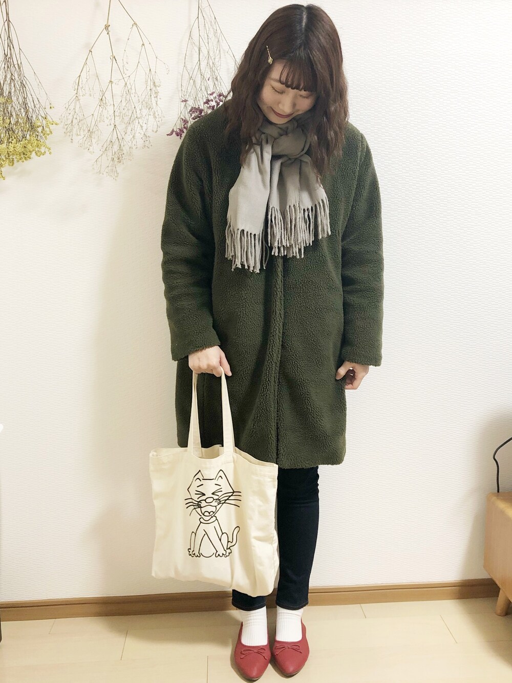 「大人カジュアル、シンプルコーデ、カジュアルコーデ、あったかコーデ、今日のコーデ、お洒落さんとつながりたい、もこもこ、ビッグシルエット」｜「GLOBAL WORKの洗えるムジストール/805233（ストール/ショール、グレー系）」を使った、めぐもぐ。さん（レディース・165cm）の冬コーディネートの1枚目の写真