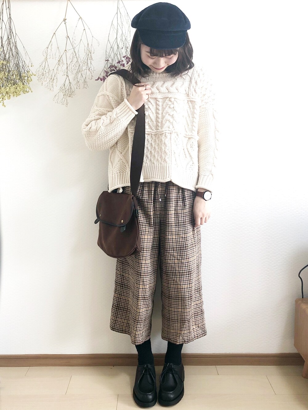 「オトナ女子、冬コーデ、お洒落さんとつながりたい、シンプルコーデ、きれいめカジュアル、ゆるコーデ、大人カジュアル、ワイドパンツ、チェック」｜「KBFのケーブルパッチワークニット（ニット/セーター、ホワイト系）」を使った、めぐもぐ。さん（レディース・165cm）の冬コーディネートの1枚目の写真