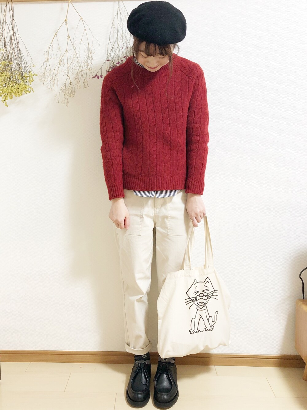 「大人カジュアル、シンプルコーデ、ootd、パンツスタイル、冬、ホワイト、今日のコーデ」｜「MHL.のCHUNKY CABLE（ニット/セーター、レッド系）」を使った、めぐもぐ。さん（レディース・165cm）の冬コーディネートの1枚目の写真
