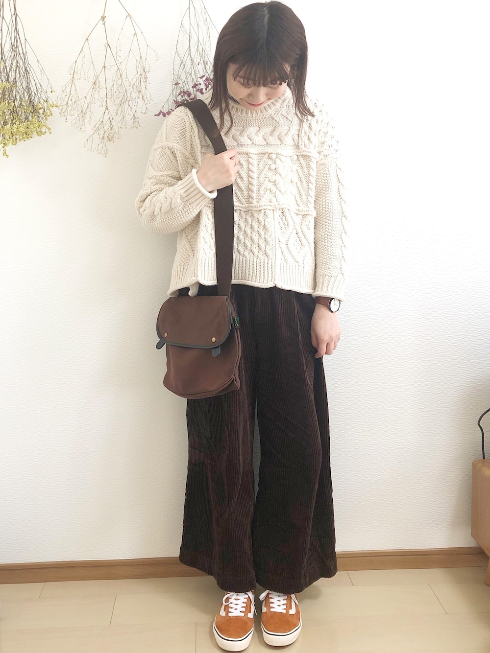 「オトナカジュアル、スニーカーコーデ、ラフ、ゆるコーデ、ラクチンコーデ、パンツスタイル、outfit」｜「KBFのケーブルパッチワークニット（ニット/セーター、ホワイト系）」を使った、めぐもぐ。さん（レディース・165cm）の冬コーディネートの1枚目の写真