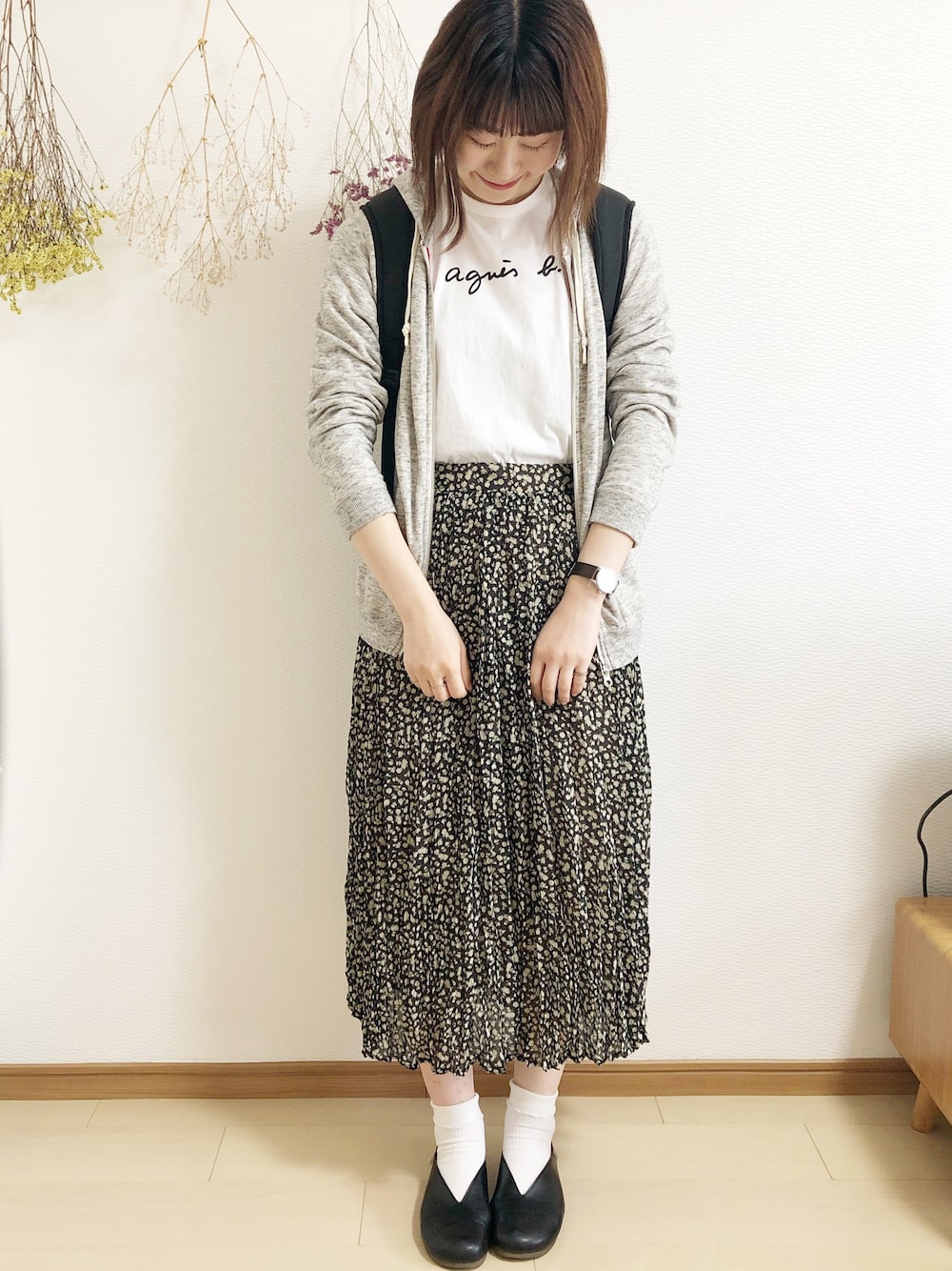 「シンプルコーデ、きれいめカジュアル、オトナ女子、ootd、ロゴT、カジュアルコーデ」｜「agnes b.のS137 TS（Tシャツ/カットソー、ホワイト系）」を使った、めぐもぐ。さん（レディース・165cm）の春コーディネートの1枚目の写真