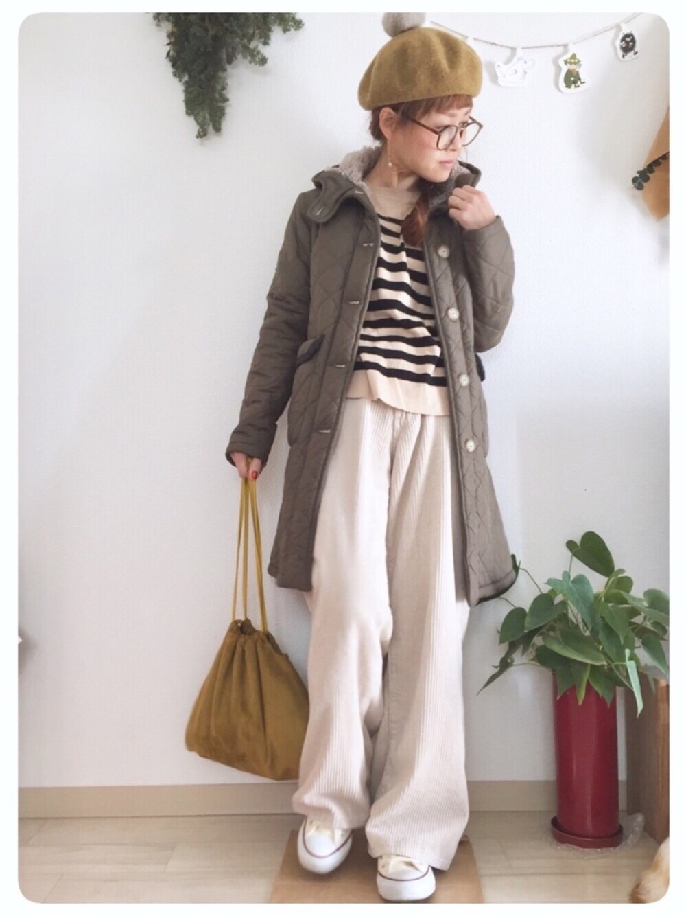 「セルフネイル、コーデュロイ、ワイドパンツ、コンバース、ベレー帽、カジュアル、シンプル、ベージュ、コーデュロイパンツ、ドラフトアダムエロペ」｜「CONVERSEのconverse/コンバース　ALL STAR HI（スニーカー、ホワイト系）」を使った、tomoさん（レディース・153cm）の冬コーディネートの1枚目の写真