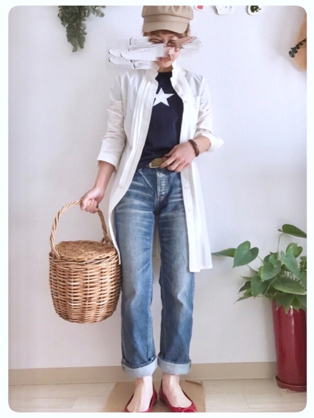 「カジュアル、シンプル、デニム、ネイビー、バレエシューズ、白Tシャツ、春コーデ、ロングシャツ、シャツワンピ、かごバッグ」｜「GUのアイテム（シューズ、レッド系）」を使った、tomoさん（レディース・153cm）の春コーディネートの1枚目の写真