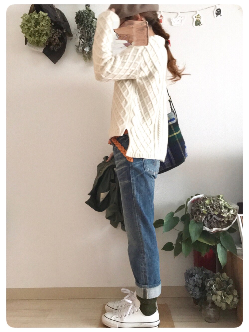 「白ニット、デニム、シンプル、低身長、冬コーデ、ケーブルニット、ベレー帽」｜「12closetのアイテム（ニット/セーター、ホワイト系）」を使った、tomoさん（レディース・153cm）の秋コーディネートの1枚目の写真